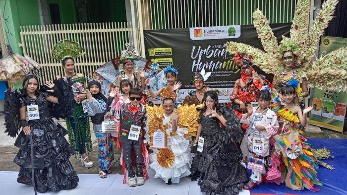 Fashion Show Sanggar Humaniora Menampilkan Busana Unik dan Kreatif Dari Pengelolaan Limbah