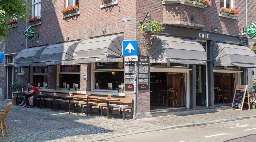 Cafe de Belsj: Tempat Nongkrong yang Hangat di Maastricht